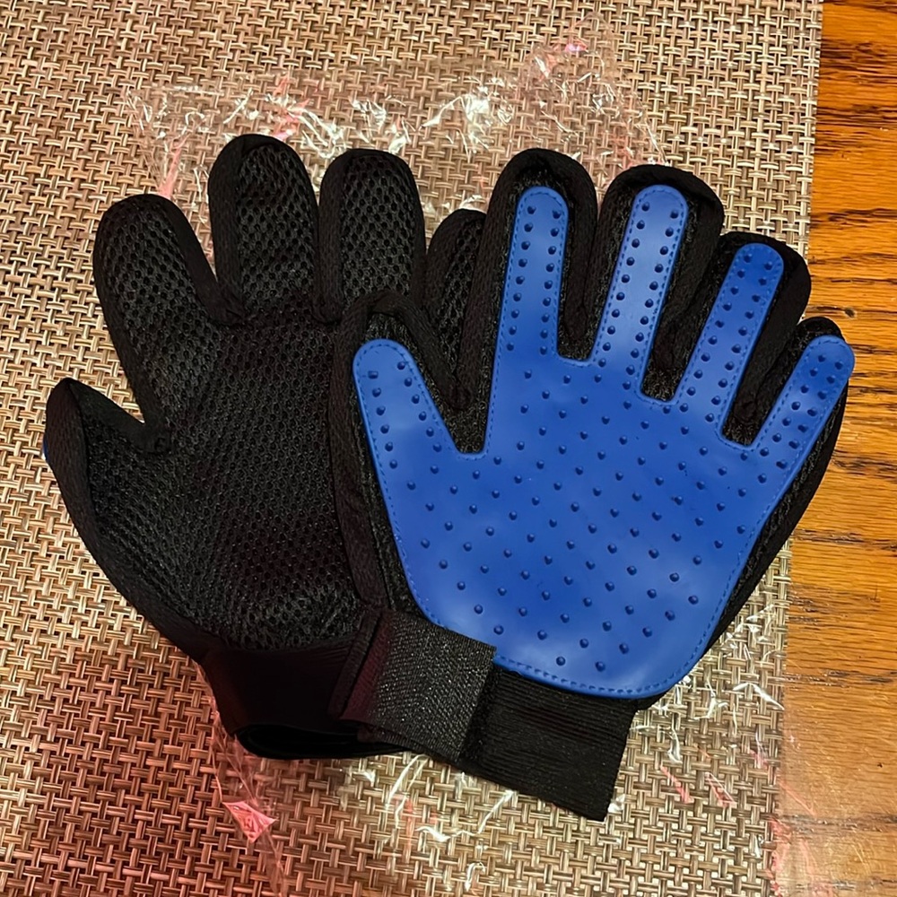 Pet grooming gloves